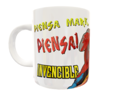 ¡Piensa Mark, Piensa! Omni Man Invencible Plantilla Editable para Taza Gratis
